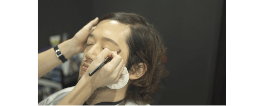 ファッションリーダーMBさんのメンズメイク中の様子〈目元メイク〉